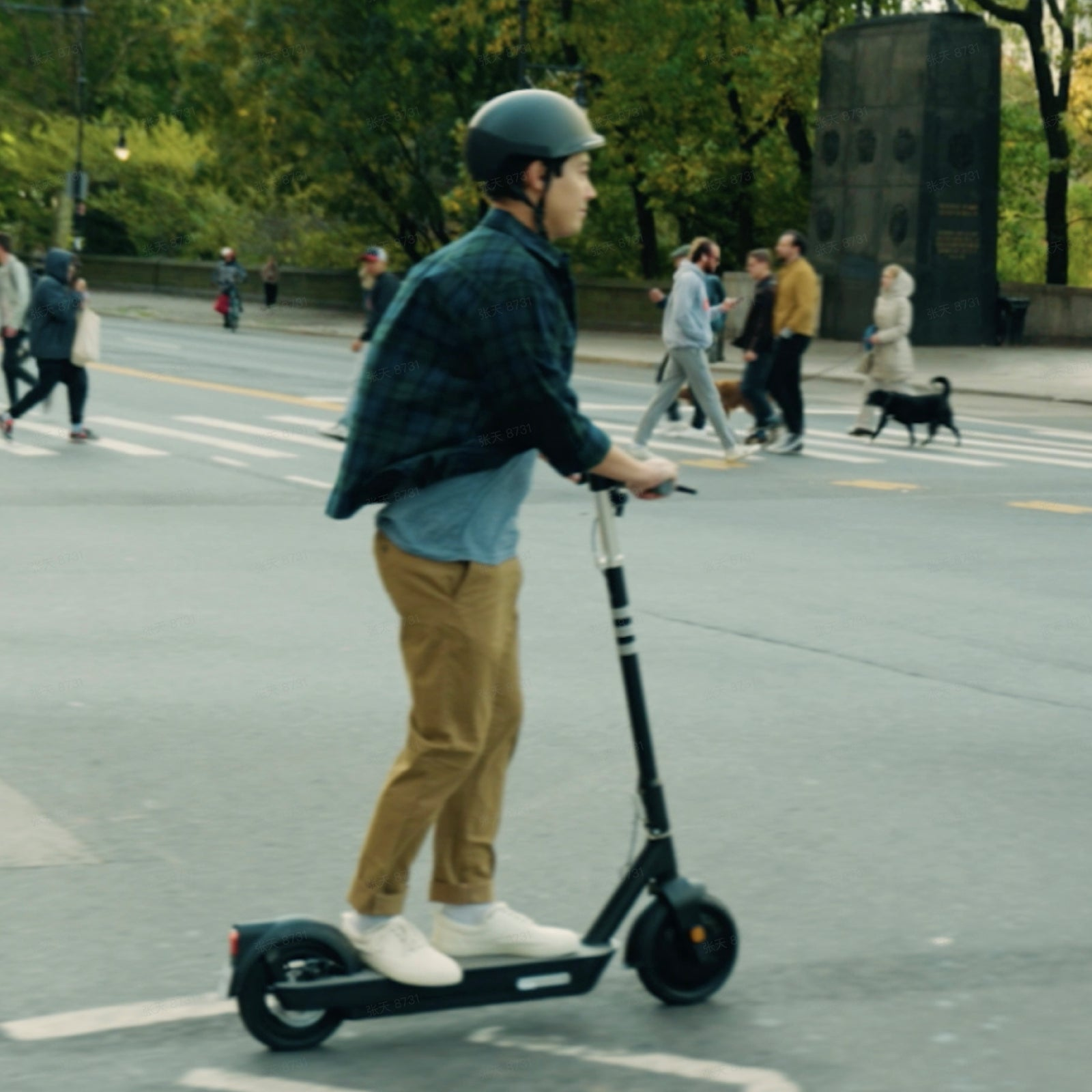 mergând pe un scuter electric OKAI ES30 Neon Pro